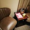 The calm hotel tokyo GOTANDA(品川区/ラブホテル)の写真『501号室　椅子&amp;テーブル』by ところてんえもん