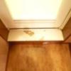アイ・エス（I/S）(横浜市中区/ラブホテル)の写真『401号室（浴室ドア前はこのように床が剥がれてました）』by 格付屋