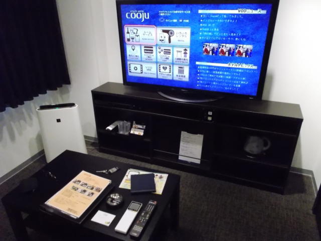 UTILITY HOTEL COOJU（クージュ）(川越市/ラブホテル)の写真『302号室テーブル、リモコン、VOD』by 情報屋Ｘ