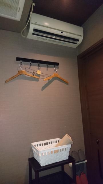 レンタルルーム パラオ(立川市/ラブホテル)の写真『No.10、エアコン、ハンガー』by まづないこと