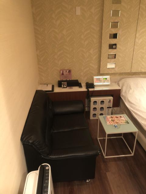 K Slit（ケイスリット）(船橋市/ラブホテル)の写真『507号室、ベッドサイド』by かとう茨城47