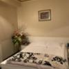 HOTEL ALLY（アリー）(大阪市/ラブホテル)の写真『305号室のベッド。こちらも使い勝手に可もなく不可もなく。』by PINK SCORPION