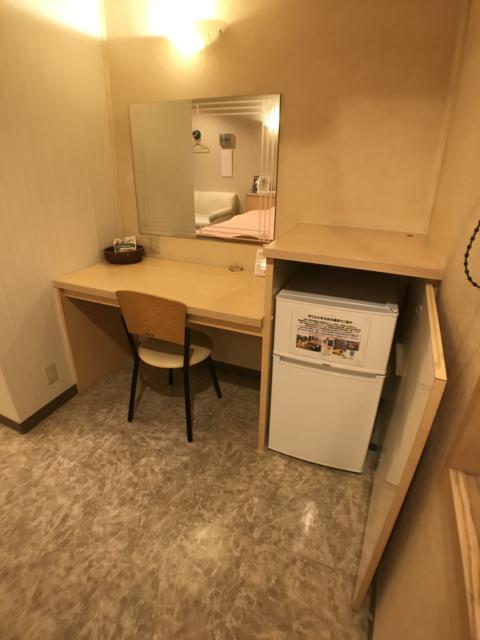 ホテル101(浜松市/ラブホテル)の写真『05号室 机と冷蔵庫』by ま〜も〜る〜