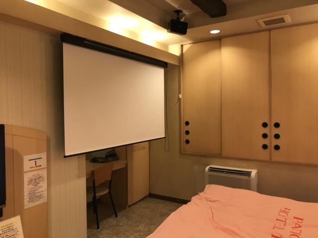 ホテル101(浜松市/ラブホテル)の写真『05号室 プロジェクタースクリーン』by ま〜も〜る〜