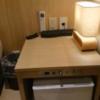 ホテル 小山 (KOYAMA）(新宿区/ラブホテル)の写真『102号室 サイドテーブルと冷蔵庫』by 舐めたろう