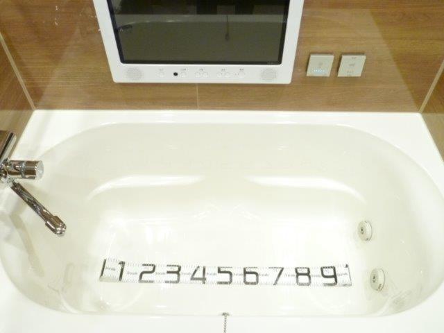 ホテルバリアンリゾート東新宿店(新宿区/ラブホテル)の写真『542号室（浴槽幅100㎝（ペットボトル5本分）ジェットバス）』by 格付屋
