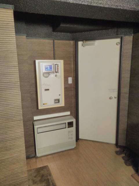 ホテル シルク(豊島区/ラブホテル)の写真『401号室 入り口　精算機』by もぐたんっ