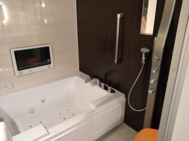 KNOWS HOTEL(ノウズホテル)(沼津市/ラブホテル)の写真『303号室 浴室』by ましりと