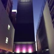 HOTEL ミラージュ(名古屋市中区/ラブホテル)の写真『夜の駐車場入り口』by くんにお