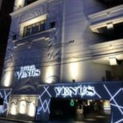 HOTEL VENUS NEO (ホテルビーナスネオ)(名古屋市中区/ラブホテル)の写真『夜の外観』by くんにお