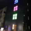 HOTEL UNO(ウノ)(川口市/ラブホテル)の写真『夜の外観（クリスマスシーズン）』by こねほ
