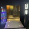 HOTEL UNO(ウノ)(川口市/ラブホテル)の写真『夜の外観入口（クリスマスシーズン）』by こねほ