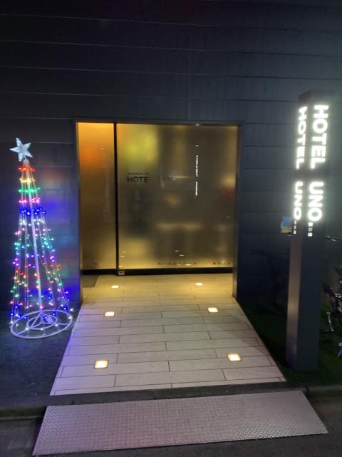 HOTEL UNO(ウノ)(川口市/ラブホテル)の写真『夜の外観入口（クリスマスシーズン）』by こねほ
