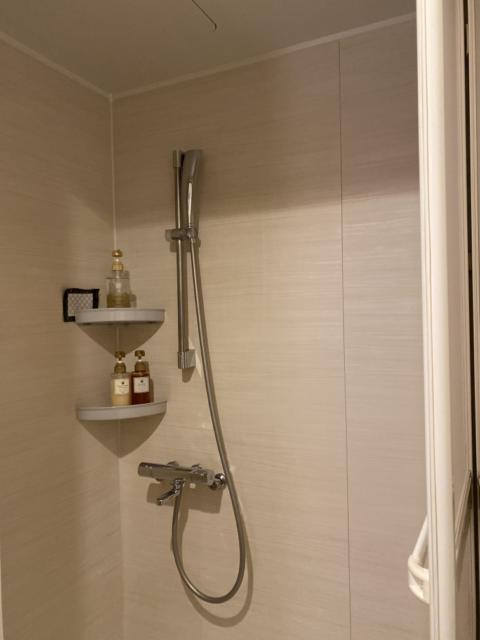 HOTEL UNO(ウノ)(川口市/ラブホテル)の写真『304号室（シャワータイプのバスルーム）』by こねほ