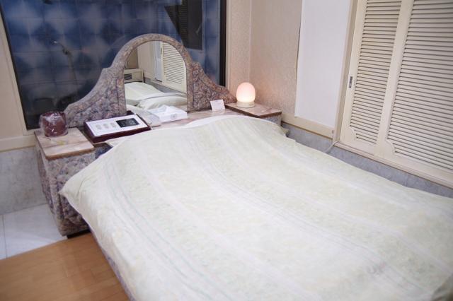 ラ・フランセパリス(新宿区/ラブホテル)の写真『35号室　ベッド』by マーケンワン