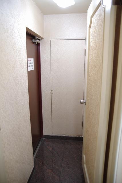 ラ・フランセパリス(新宿区/ラブホテル)の写真『35号室　玄関スペース』by マーケンワン