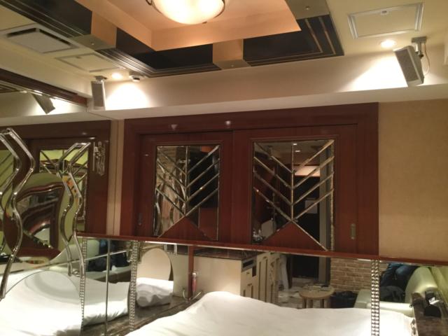 XO新宿(新宿区/ラブホテル)の写真『507号室(Xタイプ) ソファ側から見た室内』by ACB48