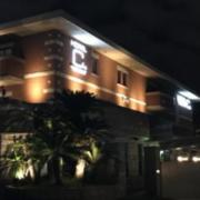 HOTEL C. YOKOHAMA(ホテル シードット横浜)(横浜市神奈川区/ラブホテル)の写真『夜の外観』by まさおJリーグカレーよ