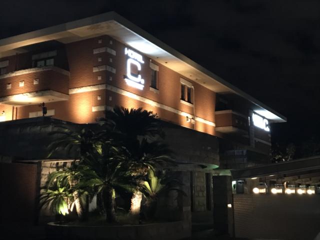 HOTEL C. YOKOHAMA(ホテル シードット横浜)(横浜市神奈川区/ラブホテル)の写真『夜の外観』by まさおJリーグカレーよ
