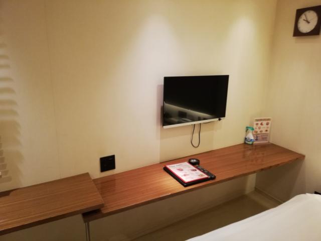 HOTEL UNO(ウノ)(川口市/ラブホテル)の写真『204号室、ベッドサイド・TV』by イシバシ
