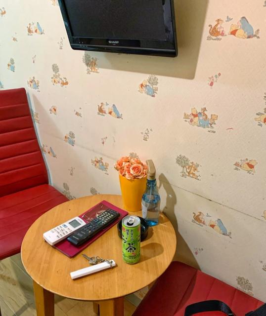 HOTEL Fine(ファイン)(新宿区/ラブホテル)の写真『305号室　室内のテーブル　壁紙はディズニーのキャラクターで統一されている』by 屋敷ミラン