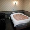 ニューポート(立川市/ラブホテル)の写真『102号室　ベッド&amp;ソファー』by ところてんえもん