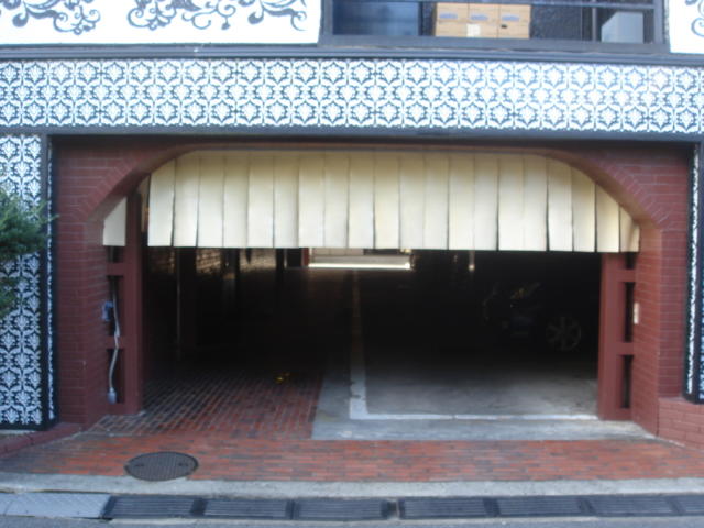 HOTEL GRANDE(川口市/ラブホテル)の写真『駐車場入口』by こねほ