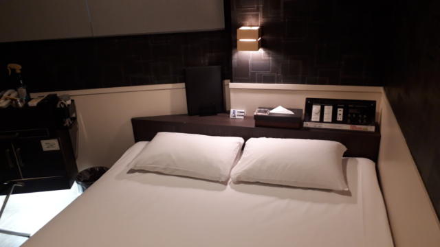 HOTEL HERME（エルメ）(渋谷区/ラブホテル)の写真『310号室 ベッド足元から』by へんりく