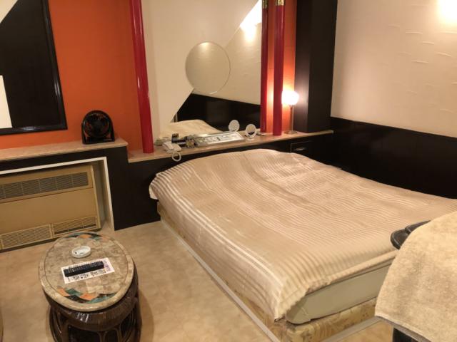 閉店？したホテル(ID:122375)(昭島市/ラブホテル)の写真『205号室の全景です。ショートタイム3000円代にしては、部屋も広く清潔感があります。』by スラリン