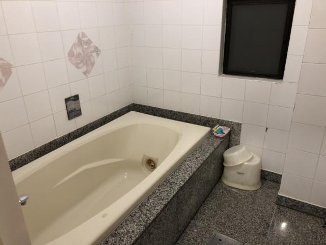 閉店？したホテル(ID:122376)(昭島市/ラブホテル)の写真『205号室の浴室です。こちらもそこそこ広く、女性と湯船につかることができます。』by スラリン