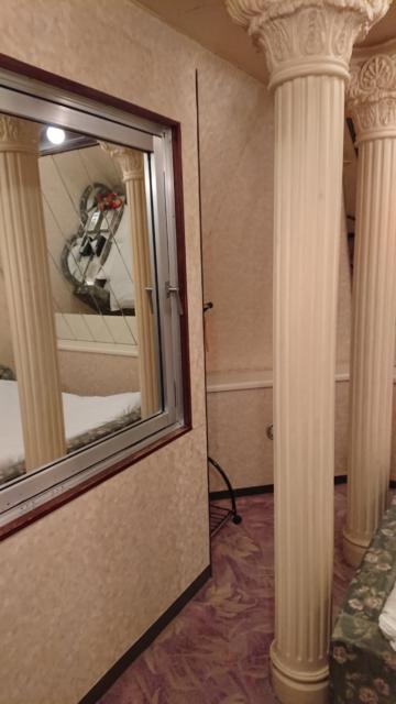 ニューヨーク(武蔵野市/ラブホテル)の写真『403号室、ベッド横(左は鏡)』by ビデ三郎