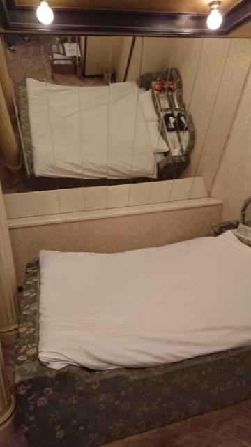 ニューヨーク(武蔵野市/ラブホテル)の写真『403号室、ベッド(奥は鏡)』by ビデ三郎