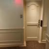 シャトン(新宿区/ラブホテル)の写真『207号室 廊下から部屋のドアを望む』by 舐めたろう