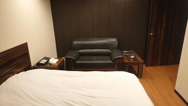 HOTEL GRANDE(川口市/ラブホテル)の写真『201号室 部屋の奥から望むソファー』by 舐めたろう