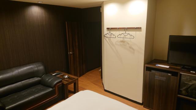 HOTEL GRANDE(川口市/ラブホテル)の写真『201号室 ベッドから玄関を望む』by 舐めたろう