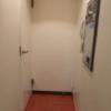 HOTEL ALLY（アリー）(大阪市/ラブホテル)の写真『406号室玄関　黒と赤のスリッパが1足ずつ』by PINK SCORPION