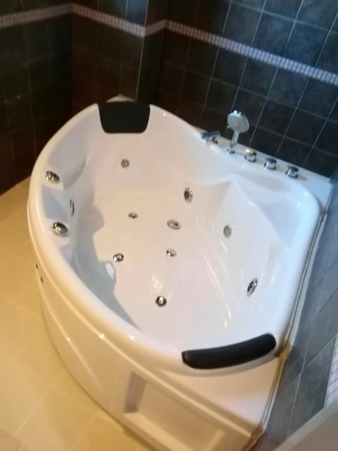 HOTEL HEVEN(ヘブン)(横浜市鶴見区/ラブホテル)の写真『205号室利用(20.1)浴槽です。大きくて、シャワーヘッドも付いてました。』by キジ