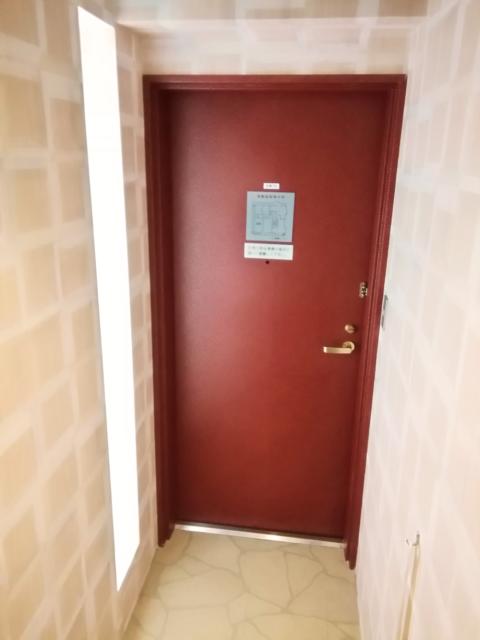 HOTEL HEVEN(ヘブン)(横浜市鶴見区/ラブホテル)の写真『205号室利用(20.1)玄関内側から。左にある光る所がお洒落でした。』by キジ
