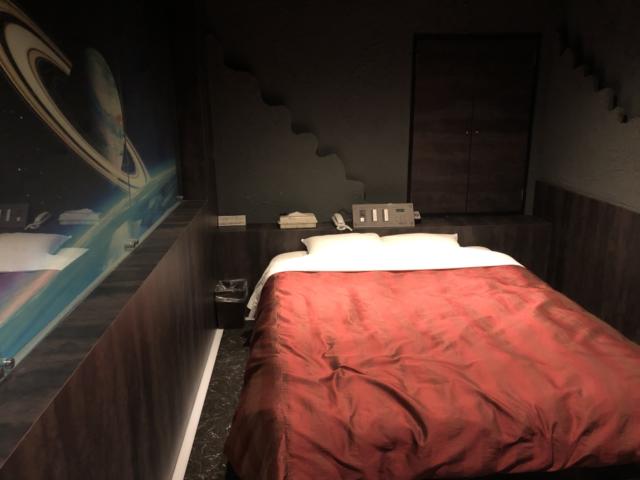 テラスM 横田ベース(瑞穂町/ラブホテル)の写真『215号室の全景です。壁に宇宙があり、不思議な感じです。』by スラリン