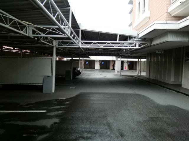 ホテル クイーンズタウンpart1(厚木市/ラブホテル)の写真『305号室利用(20.1)駐車場は、平置きで広々です。』by キジ