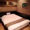 ホテル クイーンズタウンpart1(厚木市/ラブホテル)の写真『305号室利用(20.1)ベッドです。枕元の有線は不調です。』by キジ