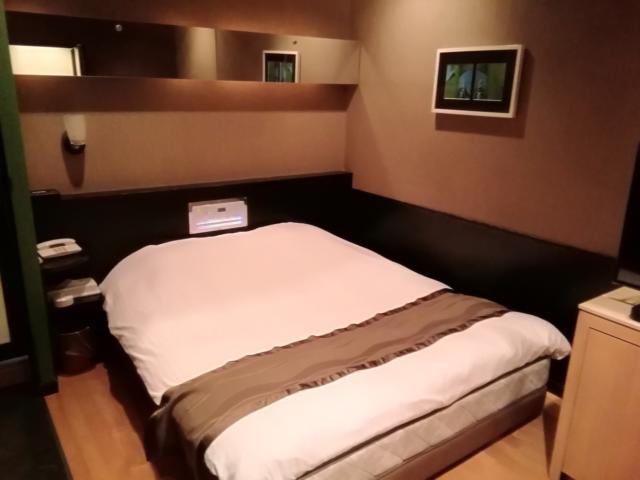 ホテル クイーンズタウンpart1(厚木市/ラブホテル)の写真『305号室利用(20.1)ベッドです。枕元の有線は不調です。』by キジ