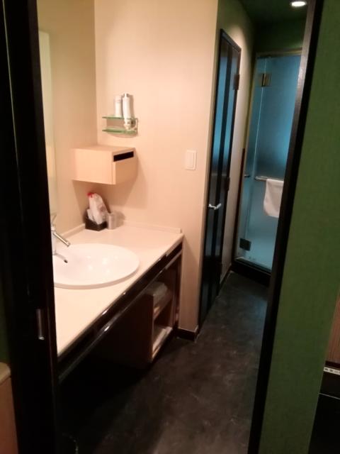 ホテル クイーンズタウンpart1(厚木市/ラブホテル)の写真『305号室利用(20.1)洗面所です。奥がトイレとお風呂です。』by キジ