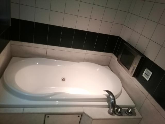 ホテル クイーンズタウンpart1(厚木市/ラブホテル)の写真『305号室利用(20.1)浴槽は大きめで、ジャグジー&amp;レインボーバスです、』by キジ