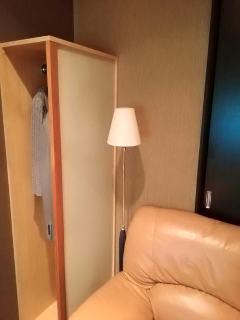ホテル クイーンズタウンpart1(厚木市/ラブホテル)の写真『305号室利用(20.1)このスタンドの電気がつきませんでした。』by キジ