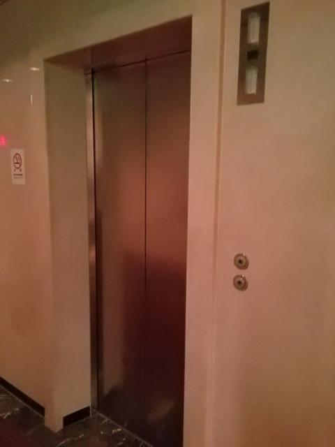 ホテル クイーンズタウンpart1(厚木市/ラブホテル)の写真『305号室利用(20.1)エレベーターは1台で上下共用。』by キジ