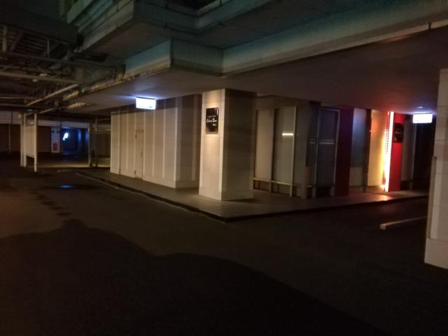 ホテル クイーンズタウンpart1(厚木市/ラブホテル)の写真『305号室利用(20.1)夜の駐車場と入口です。』by キジ