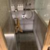 KOYADO HOTEL(台東区/ラブホテル)の写真『09号室。シャワー室。ガラス張り。洗面台のスイッチで部屋側のガラスが透けたり曇ったりする。天井にもシャワーが付いてるのでボタンを間違えると頭もずぶ濡れになるので注意。』by コゴロー