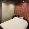 ホテル 彩(大田区/ラブホテル)の写真『203号室ベッド。広々サイズ』by 焼鬼切