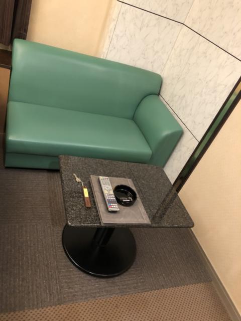 エアーズロック(豊島区/ラブホテル)の写真『702号室 ソファーとテーブル』by サトナカ